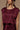 Top con corte escotado en color burdeos, de Louise