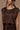 Top con corte escotado color chocolate de Louise